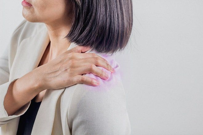Té nằm gắng gượng để đồ không bị đổ có bị đau khớp vai?